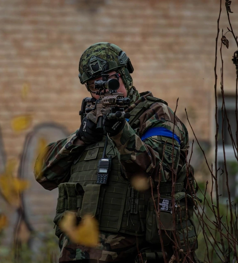 Airsoft players in tactical formation at Loksa Suurpea training ground